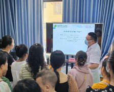 醫院兒保中心醫師對來義診的兒童進行了一對一問診