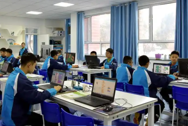 學(xué)生可動(dòng)態(tài)復(fù)現(xiàn)真實(shí)場(chǎng)景實(shí)現(xiàn)物理環(huán)境與數(shù)字空間的虛實(shí)共生