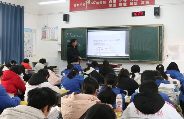 專業成長的環境讓教師可以在縣中這個崗位上更好發揮他的聰明才智