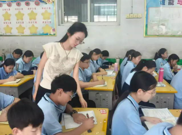 專業(yè)成長的環(huán)境讓教師可以在縣中這個崗位上更好發(fā)揮他的聰明才智